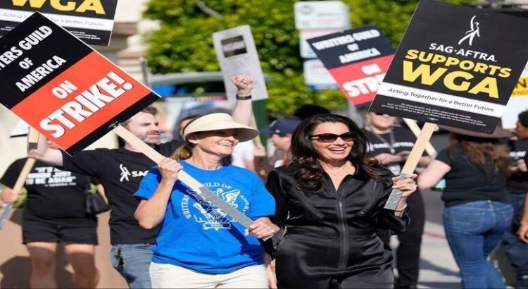 En Hollywood actores convocan la huelga y paralizan la industria del entretenimiento en EE UU En Hollywood actores convocan la huelga y paralizan la industria del entretenimiento en EE UU