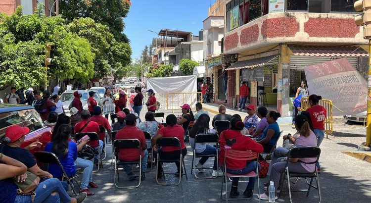 Mantienen los bloqueos trabajadores sindicalizados del Ayuntamiento