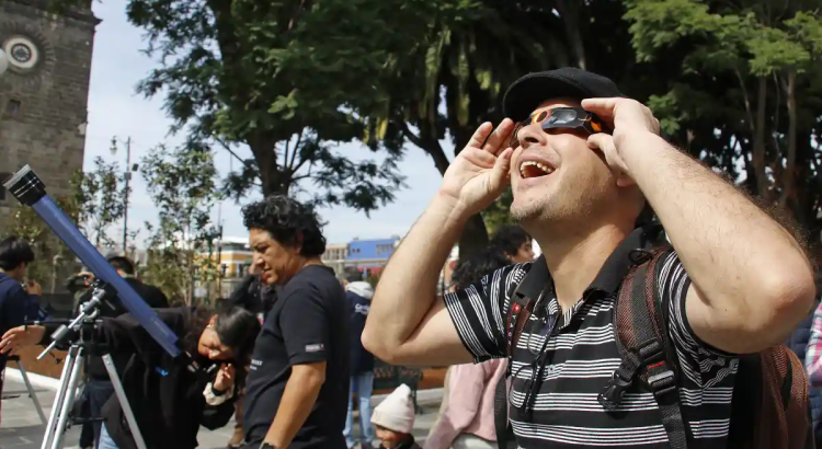 Porteños y turistas disfrutan del Eclipse Solar Anular