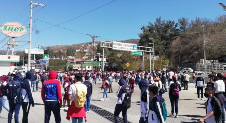 Normalistas del FUNPEG marchan en Chilpancingo