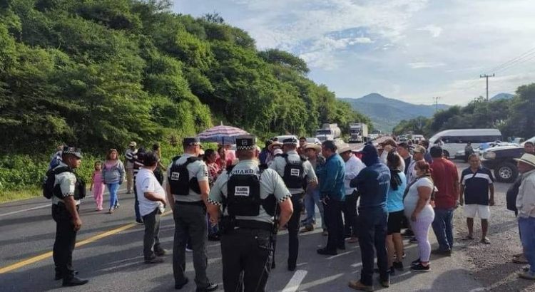 Pobladores de Xalitla bloquean la carretera para exigir mayor seguridad