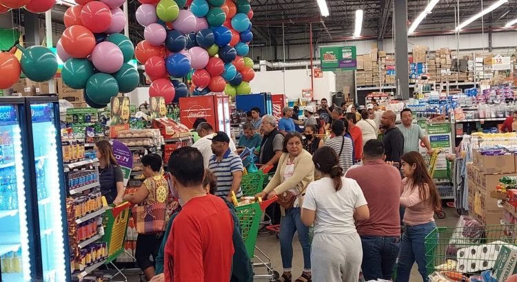 Abarrotadas las tiendas y los mercados en compras navideñas Abarrotadas las tiendas y los mercados en compras navideñas