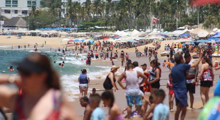 Turistas abarrotan las playas de Acapulco