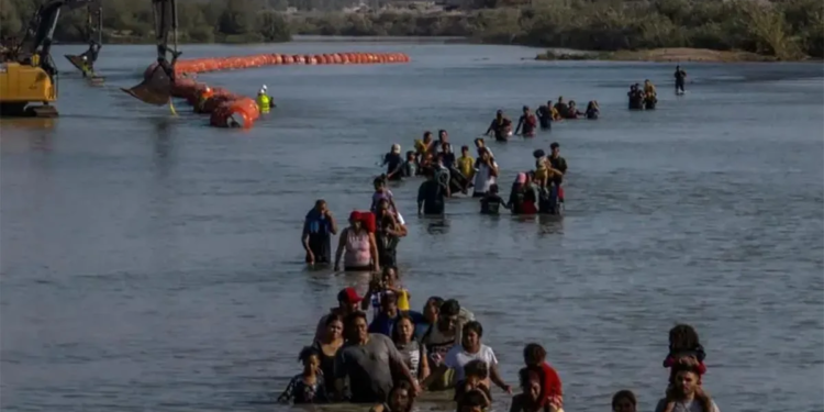 Frena la Corte Suprema de EU ley sobre migrantes en Texas Frena la Corte Suprema de EU ley sobre migrantes en Texas