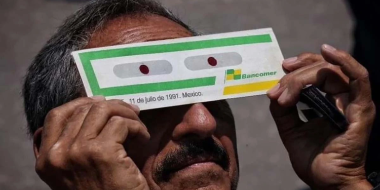 Por tres décadas guardó sus lentes para ver el eclipse