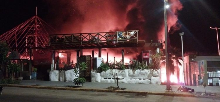 Se incendian dos restaurantes en Acapulco