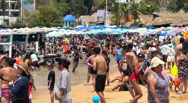 Llegan miles de turistas a las playas