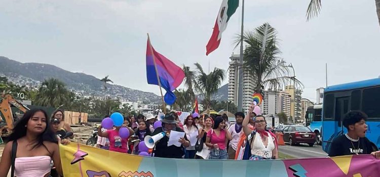 Realizan primera marcha Lésbica-Bisexual en Acapulco