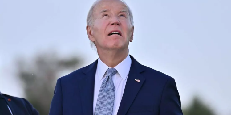 Joe Biden y su brújula extraviada en el G7: entre besos confusos y paseos desorientados