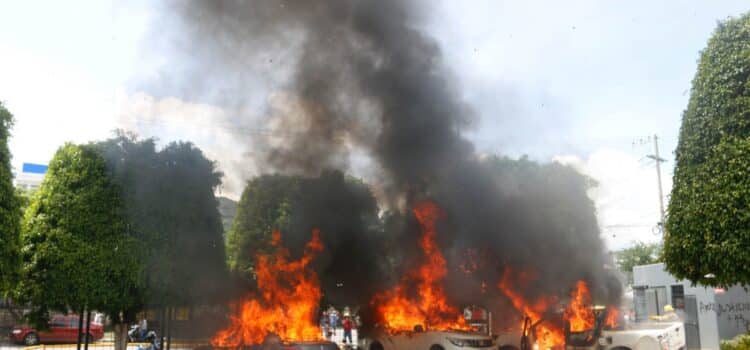 Ataque de normalistas causa destrozos en el Congreso de Guerrero