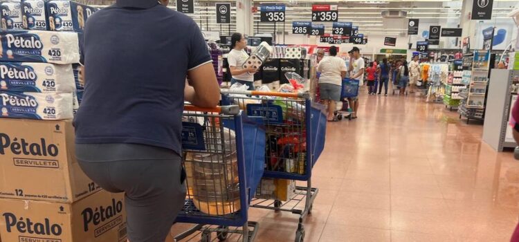 Ciudadanos realizan compras de pánico