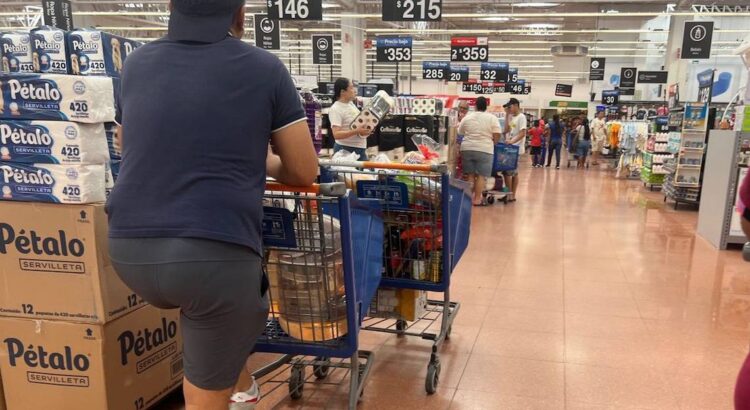 Ciudadanos realizan compras de pánico