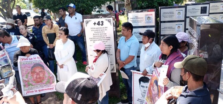 Inauguran memorial de los 43 normalistas de Ayotzinapa