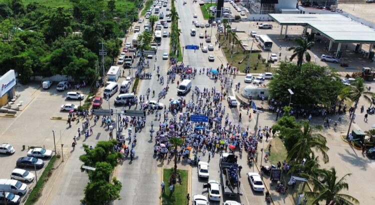 Bloquean prestadores de servicios el bulevar Las Naciones