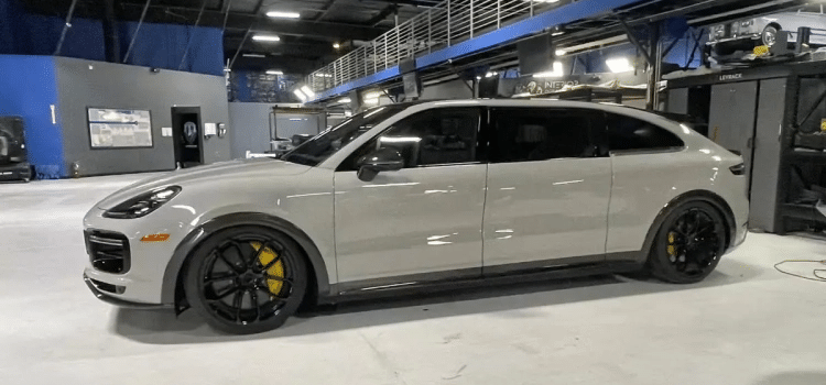 Mark Zuckerberg regala a su esposa un vehículo único en el mundo: una minivan personalizada de Porsche Mark Zuckerberg regala a su esposa un vehículo único en el mundo: una minivan personalizada de Porsche