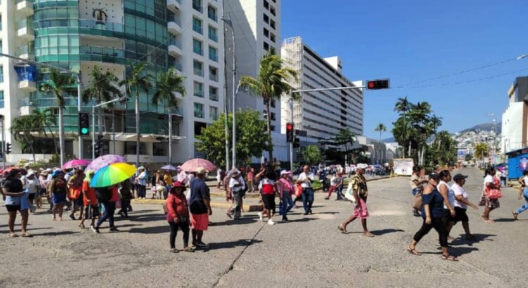 Mantienen comerciantes el bloqueo en Costera de Acapulco