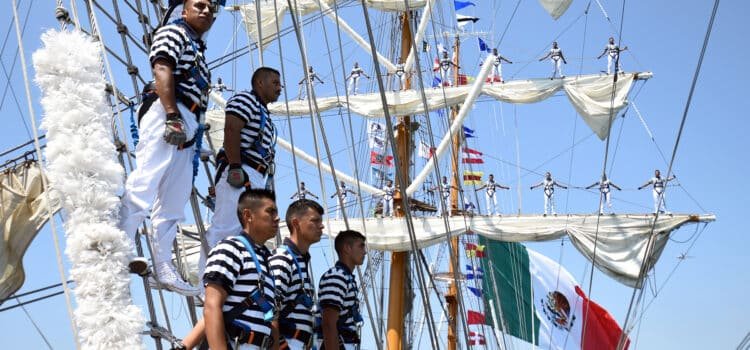 Arriba el Buque Escuela Cuauhtémoc