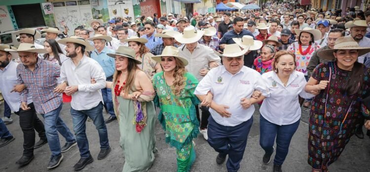 Realizan el Paseo del Pendón; garantizan la seguridad