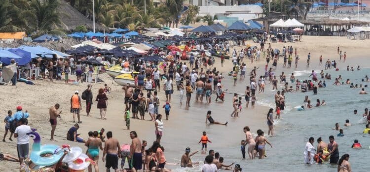 Turistas llenan las playas de Acapulco