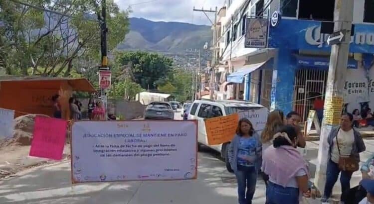 Maestros mantienen bloqueo en calle Maestros mantienen bloqueo en calle