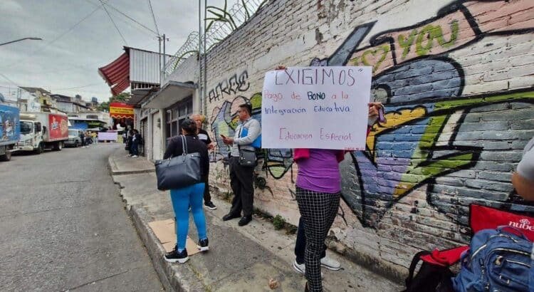 Hacen bloqueos trabajadores de la Educación en Chilpancingo Hacen bloqueos trabajadores de la Educación en Chilpancingo