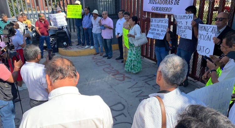 Militantes de Morena protestan afuera del Congreso