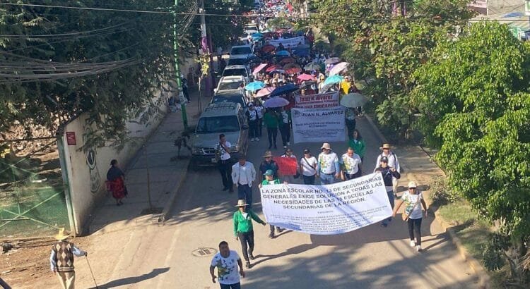 Marchan maestros para exigir solución a sus demandas Marchan maestros para exigir solución a sus demandas