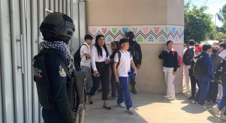 Pánico en escuela secundaria y se trató de falsa alarma Pánico en escuela secundaria y se trató de falsa alarma