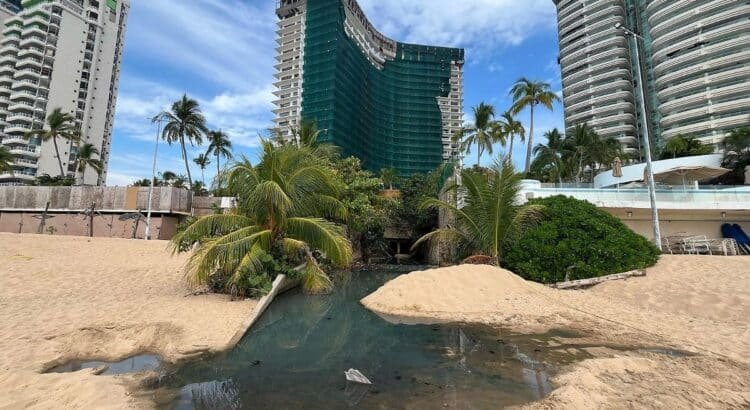 Se escurren otra vez aguas negras en playa Icacos Se escurren otra vez aguas negras en playa Icacos