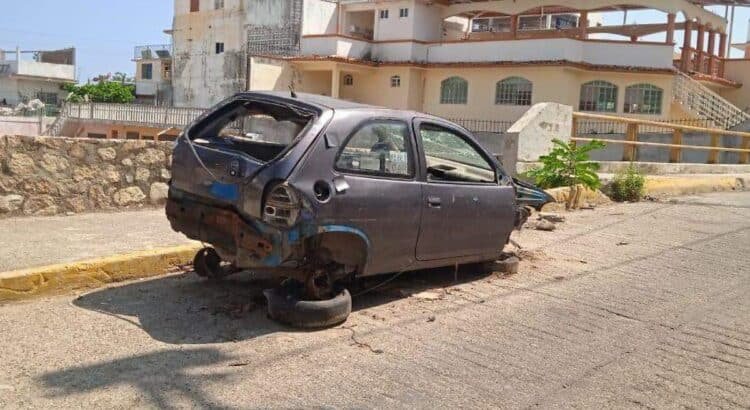 Retiran los autos chatarra de la vía pública Retiran los autos chatarra de la vía pública