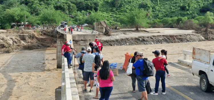 Pobladores piden acelerar construcción del puente del río Omitlán