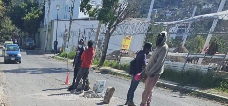 Denuncian a cuatro personas que reabren bache para pedir dinero