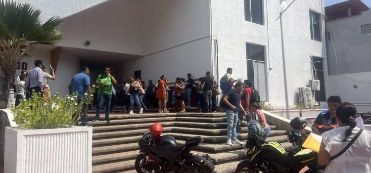 Maestros de la Ceteg toman las oficinas de Finanzas
