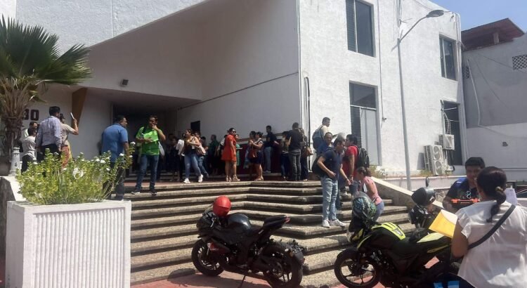 Maestros de la Ceteg toman las oficinas de Finanzas Maestros de la Ceteg toman las oficinas de Finanzas