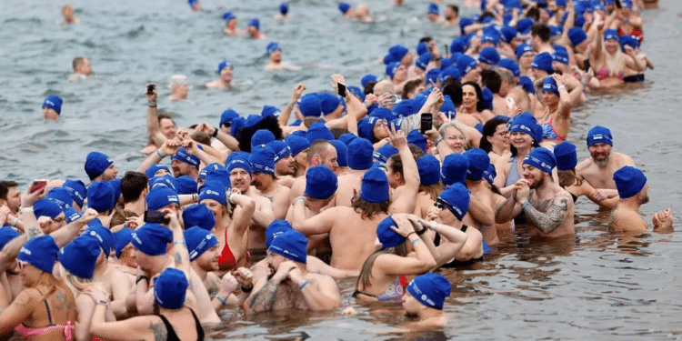 Rompen record Guinness al bañarse en aguas bajo cero