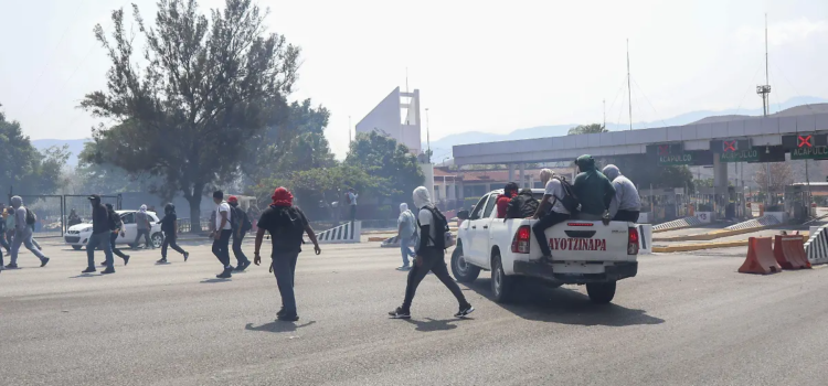 Piden cerrar la Normal de Ayotzinapa