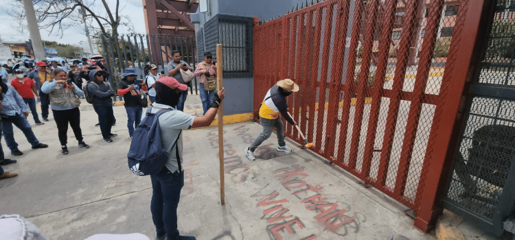 Maestros del CTEG irrumpe en el Congreso de Guerrero