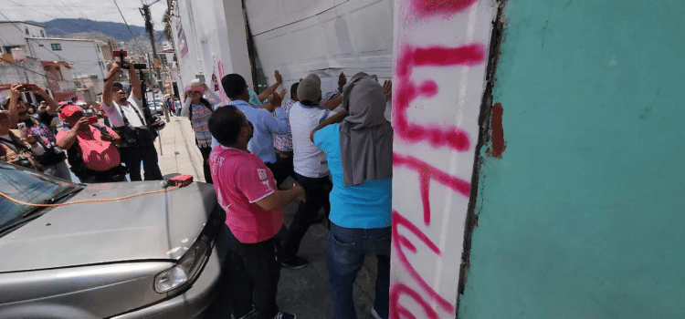 Vandalizan sedes del INE e IEPC: Maestros del CTEG