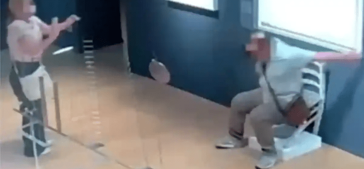 Turista destruyó obra de arte al sentarse en ella para la foto