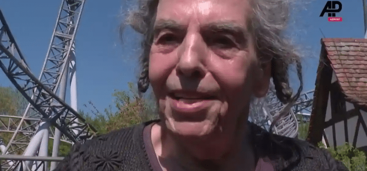 Octogenaria mujer asegura que subirse a la montaña rusa le alivia el dolor de espalda