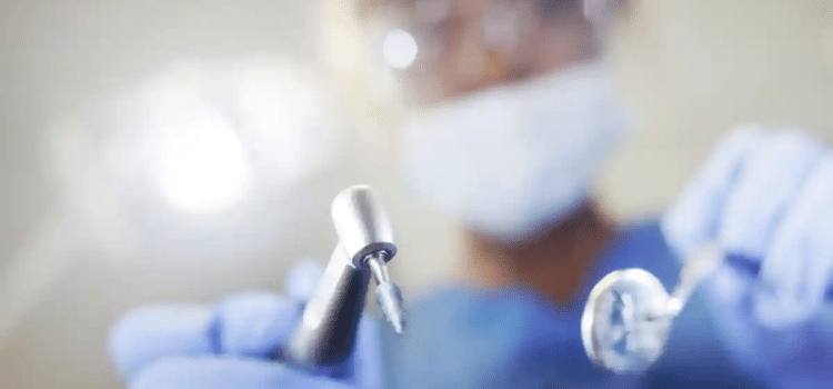 Ejercía como dentista con conocimientos aprendidos en videos de YouTube