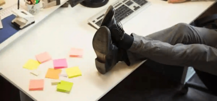 Jóvenes pagan por fingir que trabajan