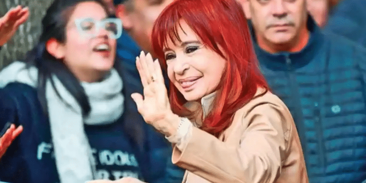 Condenan a Cristina Fernández a seis años a prisión Condenan a Cristina Fernández a seis años a prisión