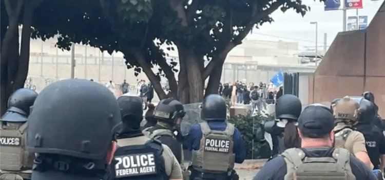 Pide Claudia Sheinbaum no criminalizar a migrantes tras redadas en Los Ángeles