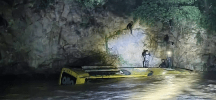 Tragedia en Tlapa; cae autobús a río, hay 9 personas muertas y 16 heridas Tragedia en Tlapa; cae autobús a río, hay 9 personas muertas y 16 heridas