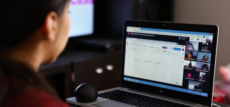 Analizan retomar clases en línea: SEG Analizan retomar clases en línea: SEG