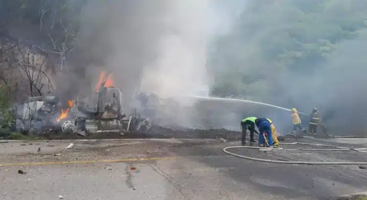 Se incendia pipa cargada con gasolina tras volcar Se incendia pipa cargada con gasolina tras volcar
