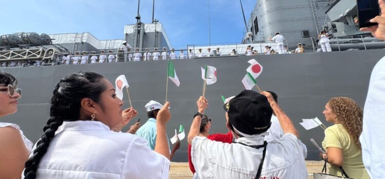 Despiden a los buques japoneses; cae bailarina al mar Despiden a los buques japoneses; cae bailarina al mar