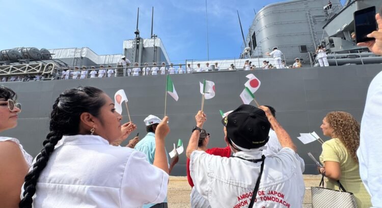 Despiden a los buques japoneses; cae bailarina al mar