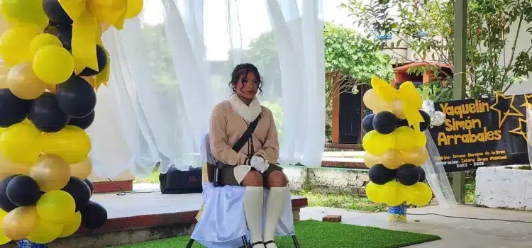 Se gradúa sola y la despiden con ceremonia especial Se gradúa sola y la despiden con ceremonia especial